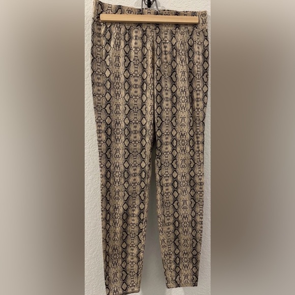 HUE Pants - HUE Python Print Leggings - Medium - NWT